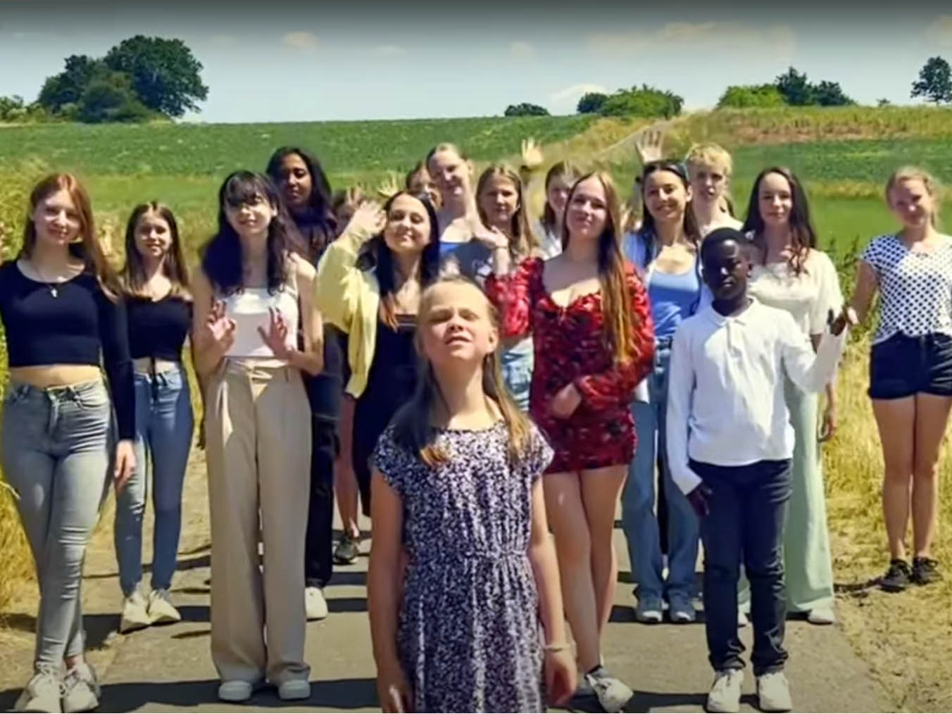 Musikvideo mit Schülerinnen und Schülern: Ein Flashmob im Feld